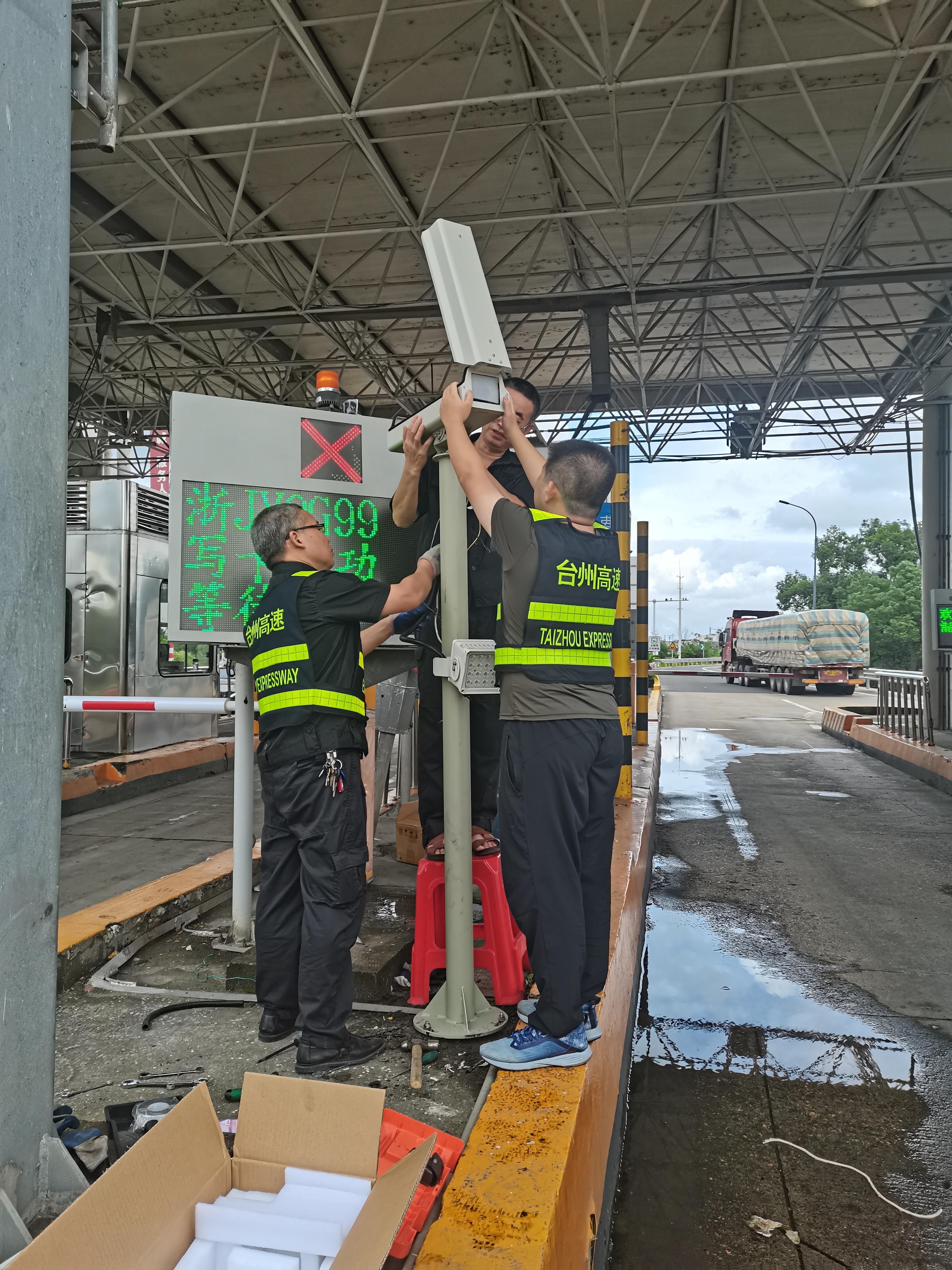 1629097473599207.jpg 中心人員在安裝新攝像頭.jpg