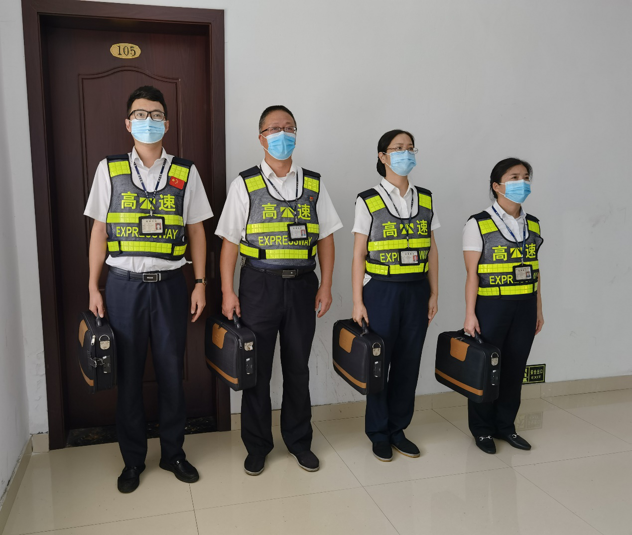 1629448318555099.png 文明服務(wù)培訓(xùn)師陸冰(左二)周峰拍攝.png